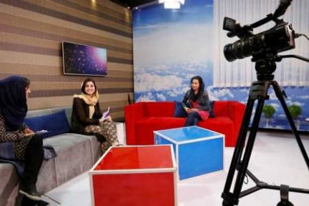 Taliban Terbitkan Aturan Penyiaran, Minta Pembaca Berita Perempuan Wajib Hijab