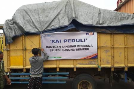 Tanggap Bencana, PT KAI Salurkan Bantuan untuk Korban Erupsi Semeru