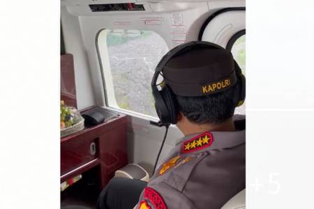 Gunakan Helikopter, Kapolri Listyo Sigit Prabowo Meninjau Dampak Letusan Gunung Semeru