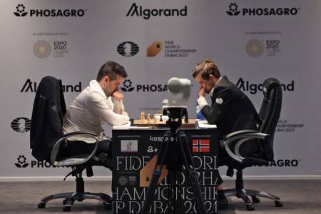 Selangkah Lagi, Magnus Carlsen Pertahankan Gelar Juara Dunia Catur