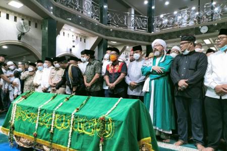 Anies Baswedan Turut Mengantar Kepergian Haji Lulung