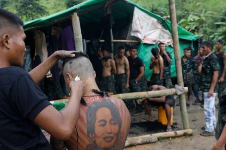 Warga Sipil Myanmar Berlatih di Hutan Untuk Lawan Junta militer