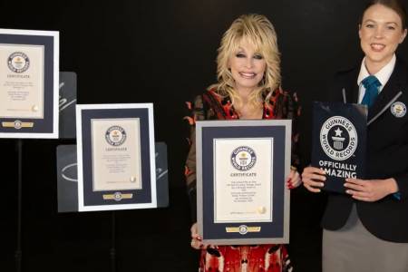 Dolly Parton Pecahkan Tiga Rekor Dunia Guinness