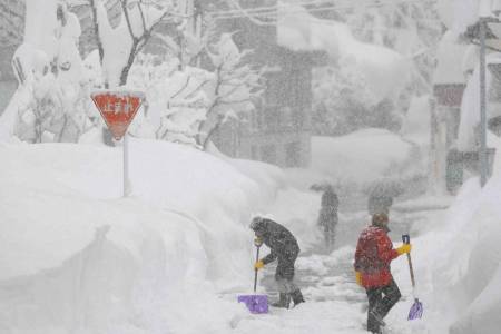 Badai Salju Ganggu Mobilitas di Jepang