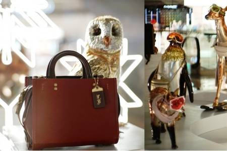 Coach Perkenalkan Give a Little Love; Instalasi Holiday di Atrium TP 4