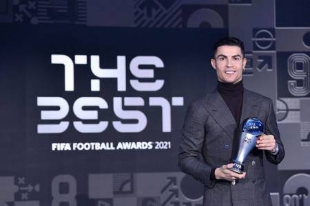 Christiano Ronaldo Raih Special The Best FIFA Football Award 2021   
