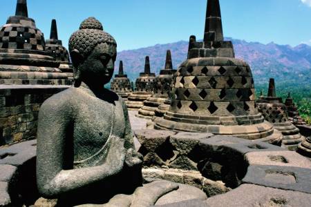 Uji Coba Penggunaan Alas Kaki Khusus di Borobudur Mulai Digelar