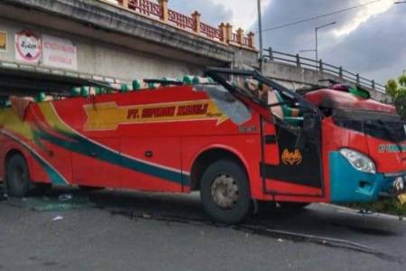 Bus Tabrak Flyover Hingga Atapnya Lepas di Kota Padang Panjang