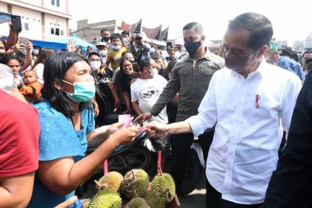 Presiden Jokowi Bagikan Bantuan Modal Bagi Pedagang di Pasar Porsea