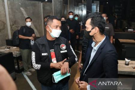 Direktorat Reserse Narkoba Polda Metro Jaya Kembali Segel 3 Bar Terkait Pelanggaran Aturan PPKM Level 2