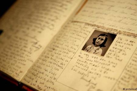 Penerbit Minta Maaf atas Buku ‘The Betrayal of Anne Frank’ 