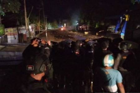 Polisi Tembakkan Gas Air Mata Bubarkan Massa Blokir Jalan di Kota Sorong
