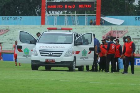 Laga Jambi United vs Deltras Berlangsung Keras, Satu Kiper Dilarikan ke Rumah Sakit