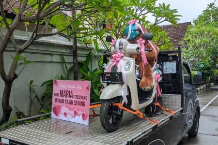 Romantis! Suami Kasih Kejutan Valentine Kirim Motor Berpita Lengkap Dengan Boneka Besar
