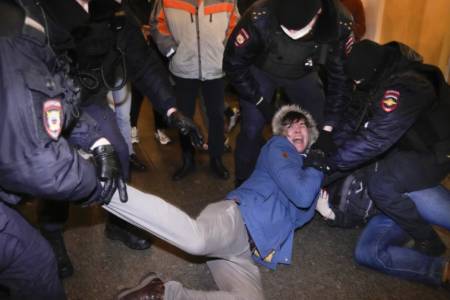 Hampir 1400 Warga Rusia Ditahan Polisi