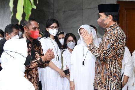 Keluarga Presiden Jokowi Hadiri Prosesi Pemakaman Pakde Miyono