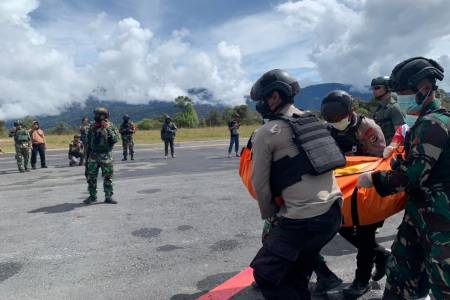 Operasi Damai Cartenz Evakuasi Korban Penembakan KKB