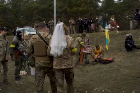Pernikahan Dua Tentara Ukraina di Tengah Perang