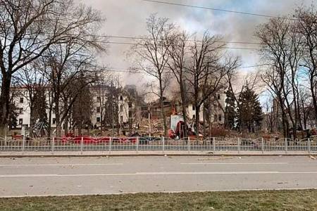 Ukraina: Gedung Teater Tempat Perlindungan Warga Sipil Dibom