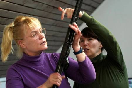 Khawatir Konflik Meluas, Para Perempuan Estonia Belajar Bertarung