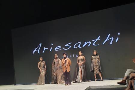 Ariesanthie Tampilkan Koleksi MANTIKEI Dihari Terakhir Indonesia Fashion Week 2022