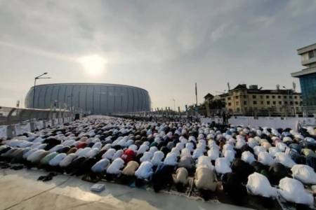 Ribuan Umat Muslim Sholat Id di JIS, Anies Baswedan Terharu