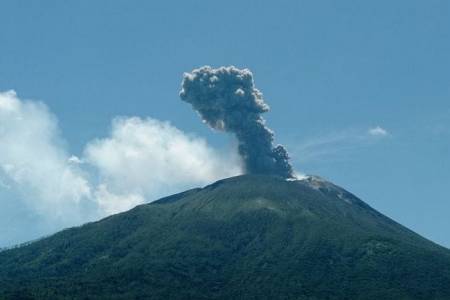 PVMBG : Gunung Ili Lewotolok Erupsi