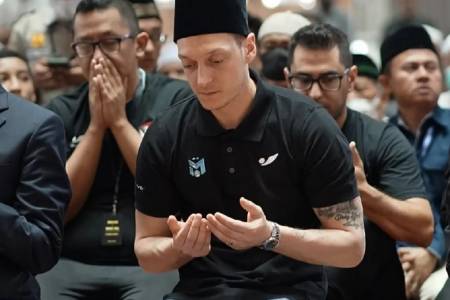  Mezut Ozil Kunjungi dan Sholat Jumat di Masjid Istiqlal Jakarta