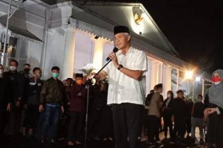 Gubernur Ganjar Pranowo Melayat Jenazah Emmeril Khan Mumtadz di Bandung