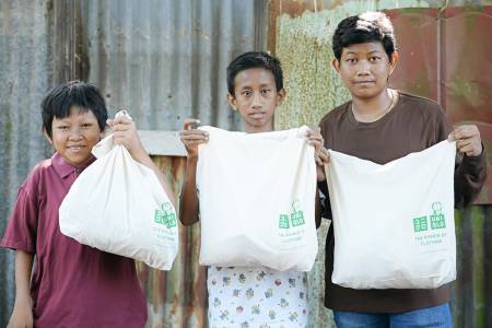UNIQLO Distribusikan Hasil Donasi Pelanggan di Program RE.UNIQLO ke Indonesia Timur