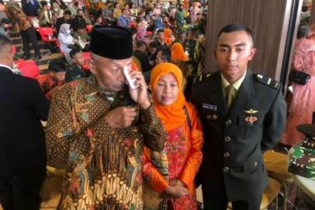 Orang Tua Petani Pecah Haru Anaknya Lulus Perwira TNI AD