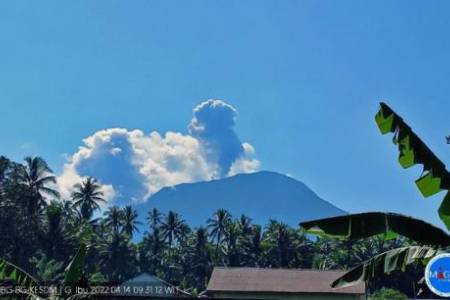 PVMBG : Gunung Ibu di Pulau Halmahera Erupsi