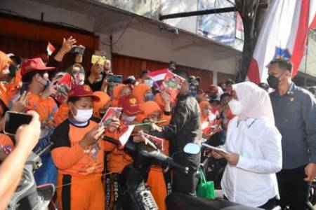 Presiden Jokowi Bersama Ibu Negara Berikan Bansos di Pasar Pucang Anom Surabaya