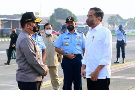Kunjungan Kerja ke Maluku: Presiden Jokowi Tinjau Infrastruktur dan Serahkan Bansos BBM