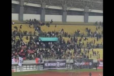 Liga 2 2022/2023: Laga Bekasi City FC vs PSIM Terjadi Kerusuhan di dalam Stadion