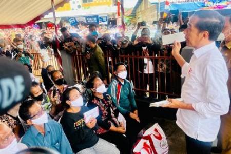 Presiden Joko Widodo Serahkan Bansos di Jailolo