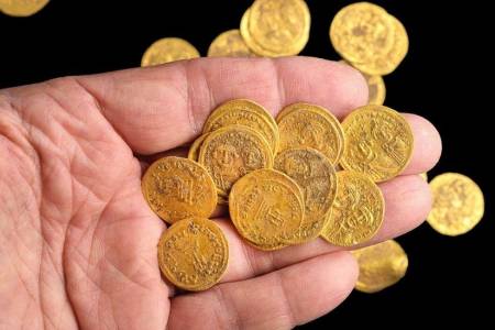 44 Koin Emas Abad ke 7 Ditemukan di Dinding