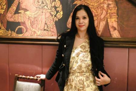 Pengusaha Muda Cantik Novita Emilda Favoritkan Busana Batik yang Fashionable     