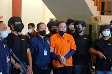 Raja Judi Online Apin BK Ditangkap dan Telah Tiba di Bandara Soeta