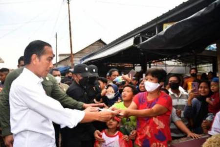 Presiden Jokowi Berikan Bansos di Bangka Selatan