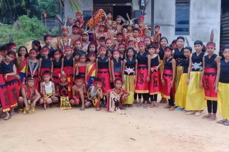 Laleilmanino Salurkan Donasi untuk Sekolah Pelestari Tradisi dan Hutan di Kalimantan Barat