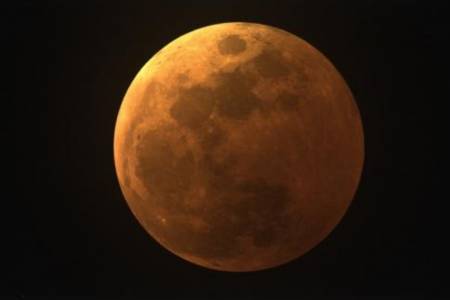 Gerhana Bulan Total  Terekam di Ternate