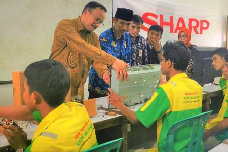 Sharp Class di SMKN 1 Blitar Tingkatkan Kompetensi Siswa untuk Masuki Dunia Kerja