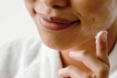 Ingin Wajah Glowing & Awet Muda? Rawat dengan Produk yang Tepat 