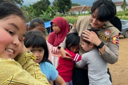 Polri Gelar Trauma Healing Bagi Para Pengungsi Gempa Bumi  Cianjur