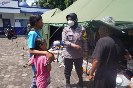 Rumahnya Hancur Akibat Gempa Cianjur, Polwan Bhabinkamtibmas Ini Tetap Jalani Tugas Layani Masyarakat
