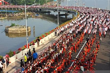 Puluhan ribu warga di Surabaya sukseskan Tari Remo masuk MURI