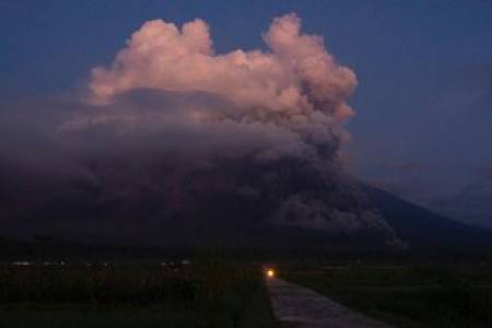 PVMBG: Gunung Semeru Erupsi