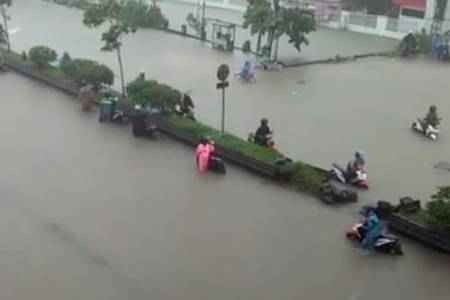 Jalan Pantura Tergenang Banjir, Lalulintas Lumpuh!
