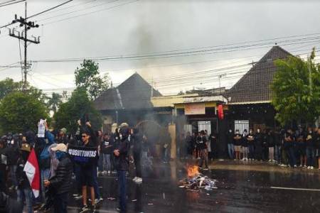 Demo Ricuh, Massa Serang Toko Resmi Arema FC